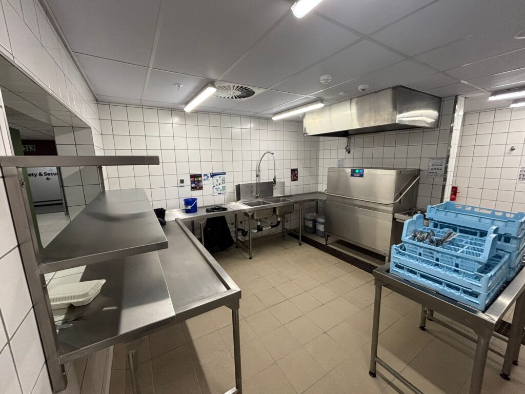 dishwash tabling and sinks